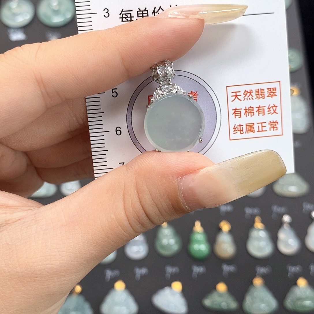 颈饰足银镶嵌翡翠