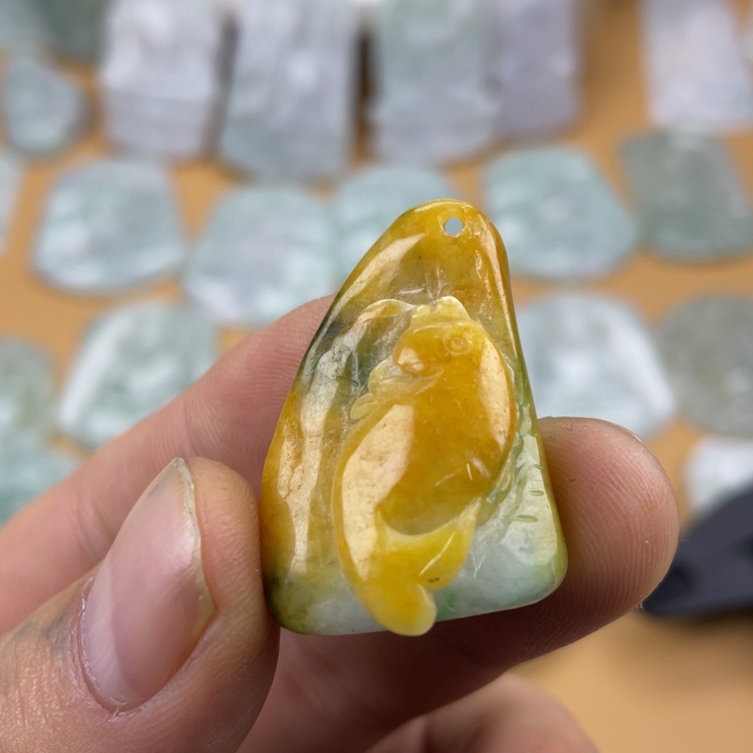 翡翠未镶嵌颈饰鱼