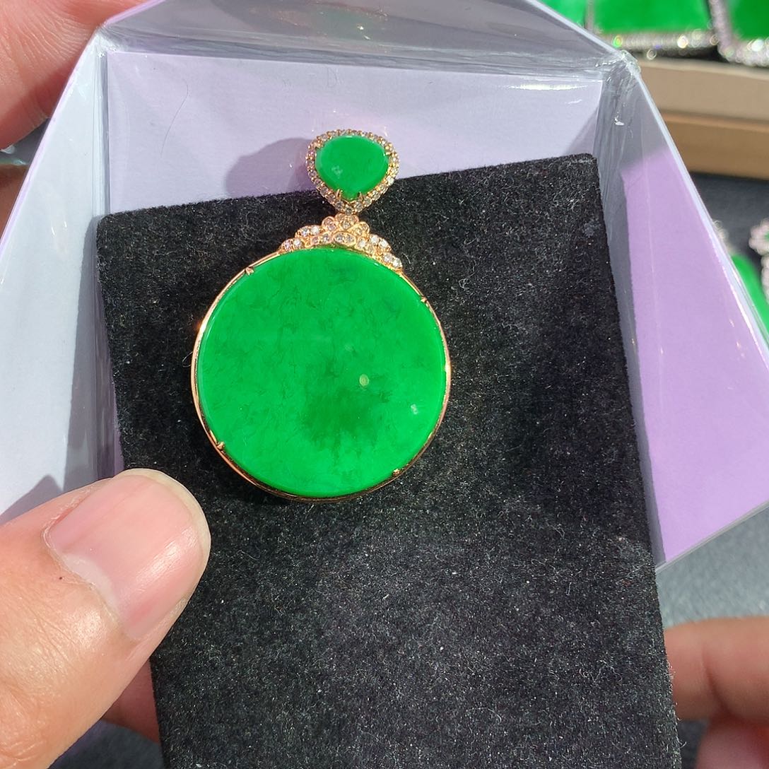 翡翠吊坠(赠链)18K金镶嵌