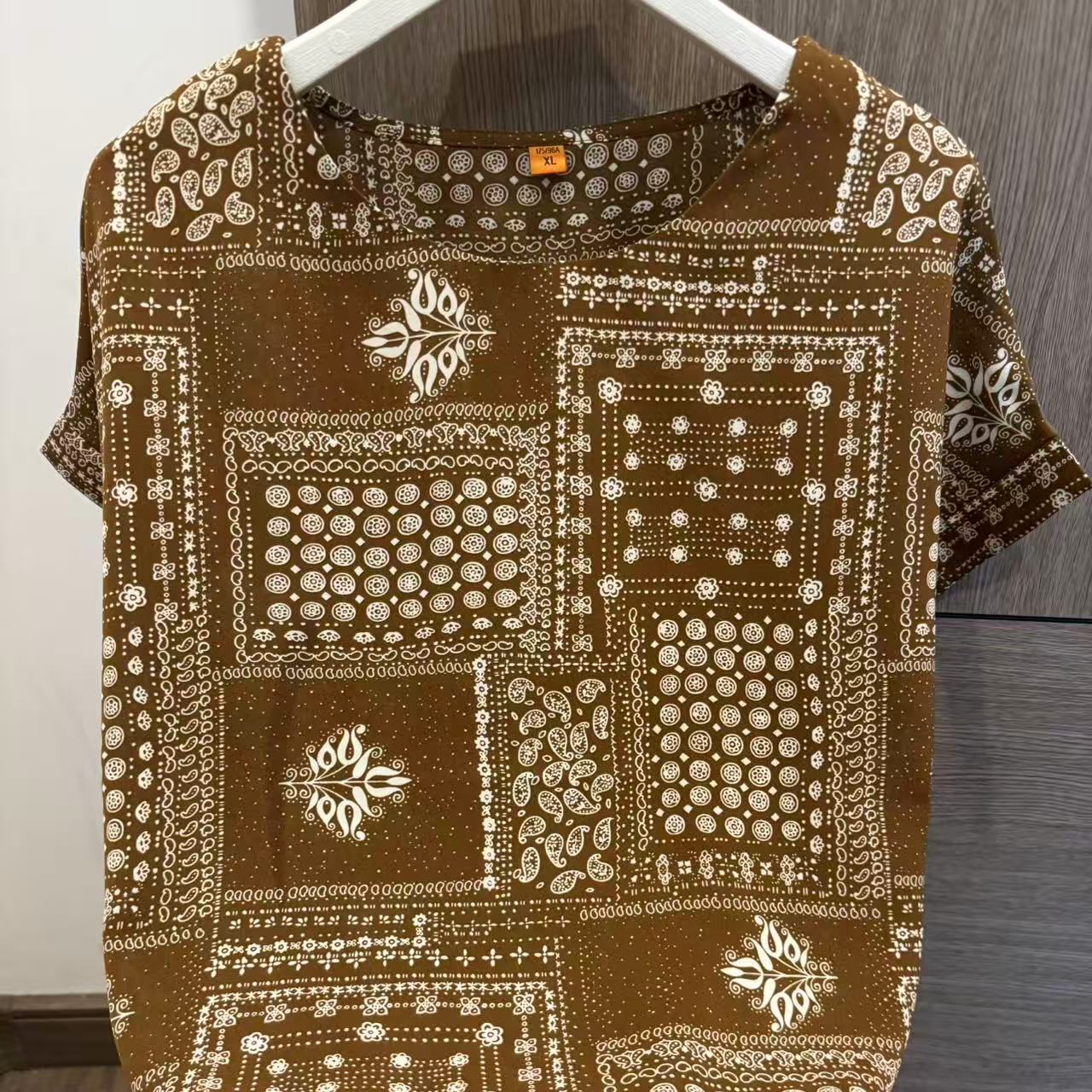 断码咖底白色花民族风圆领短袖T恤1928