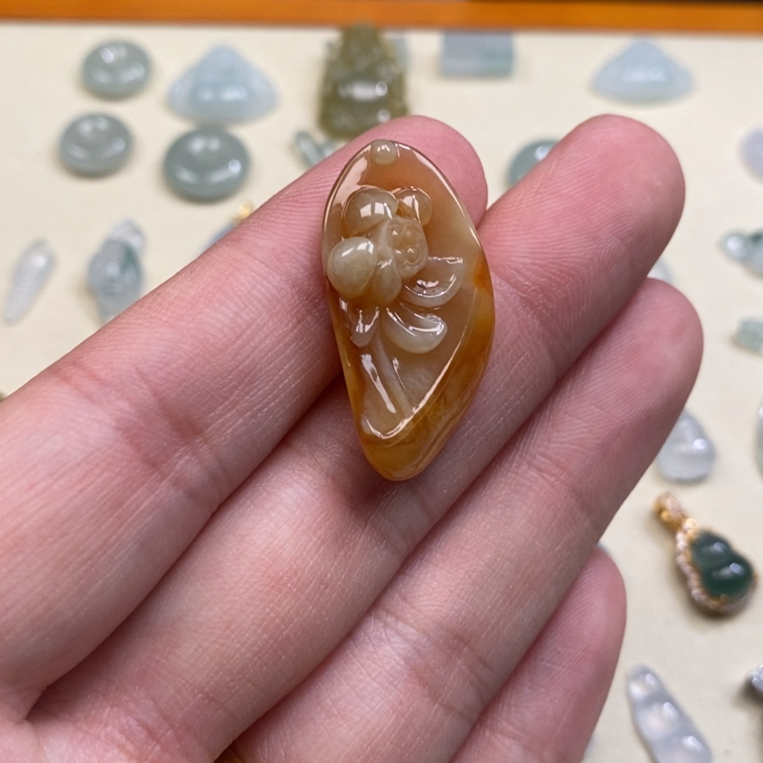 家***秀翡翠未镶嵌颈饰莲花