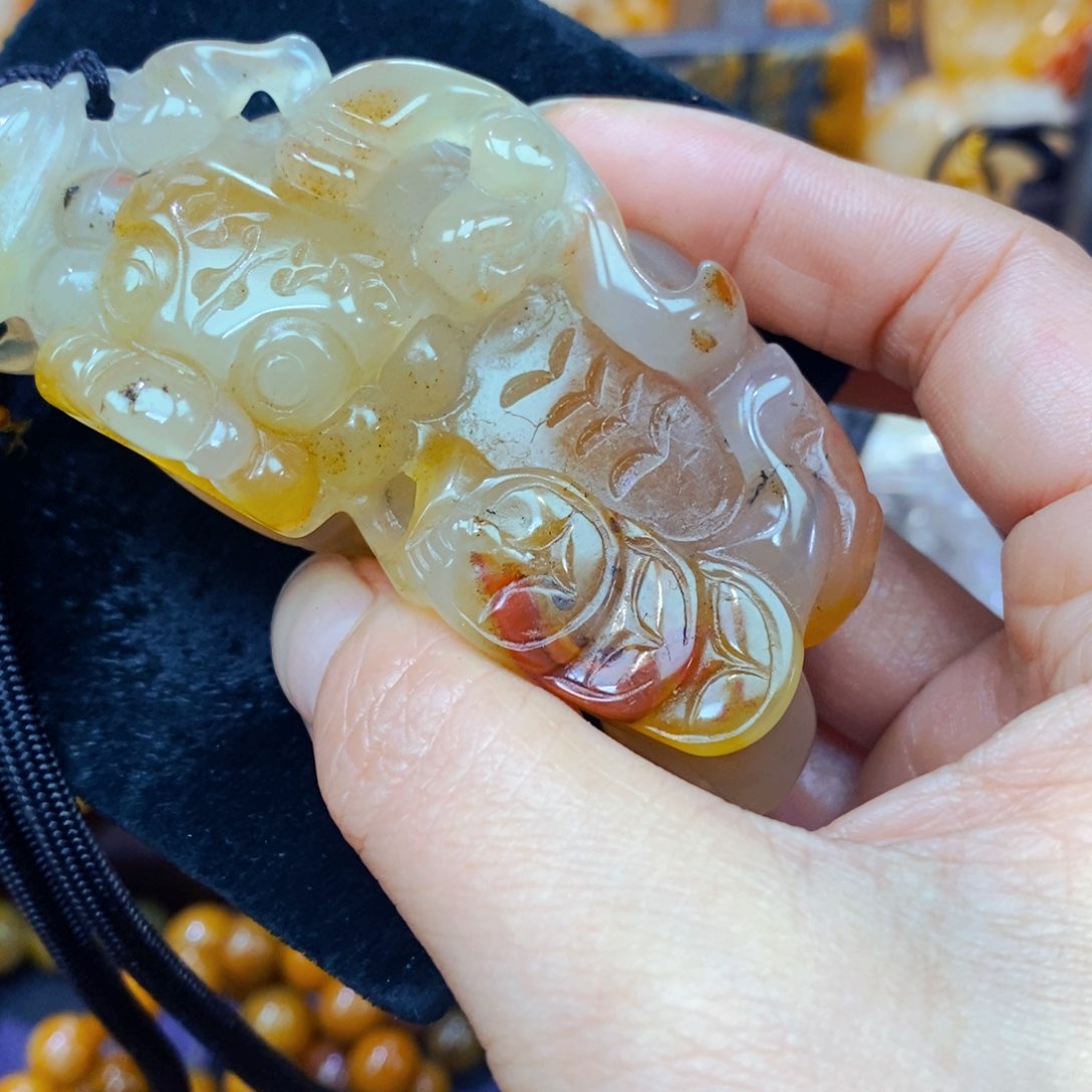 未镶嵌石英质玉（黄龙玉）颈饰