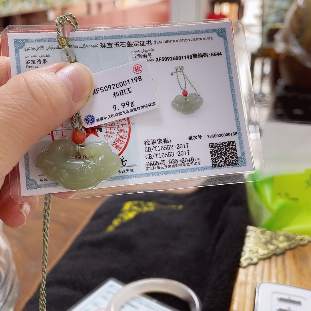 一***树和田玉未镶嵌颈饰