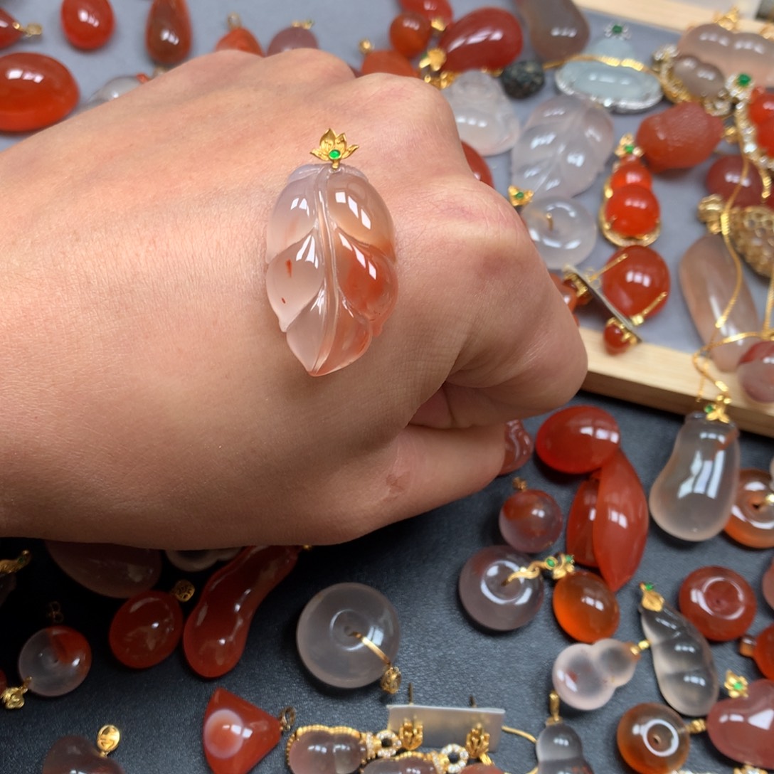 金***英南红玛瑙18K金镶嵌项链