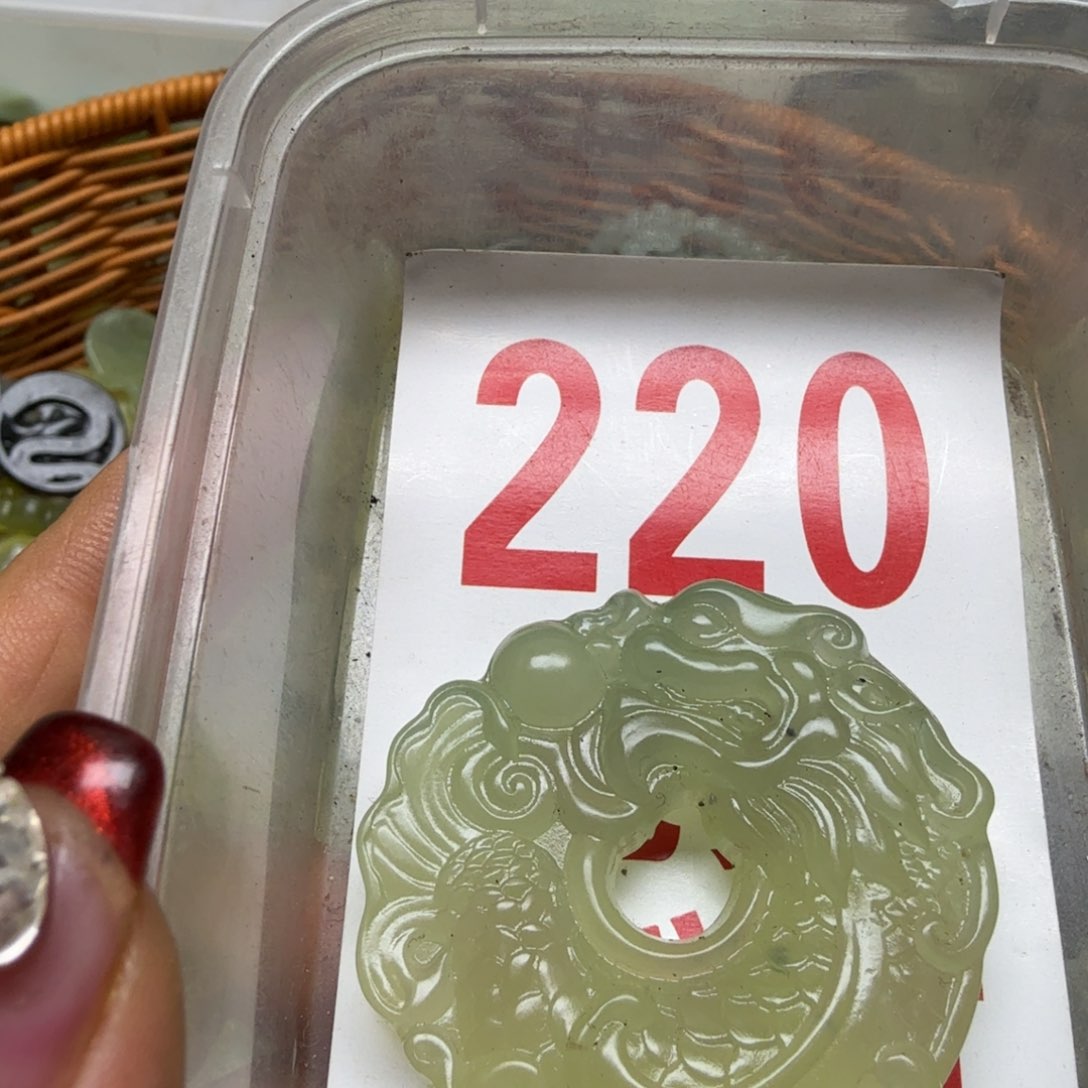 透闪石-蛇纹石玉吊坠未镶嵌