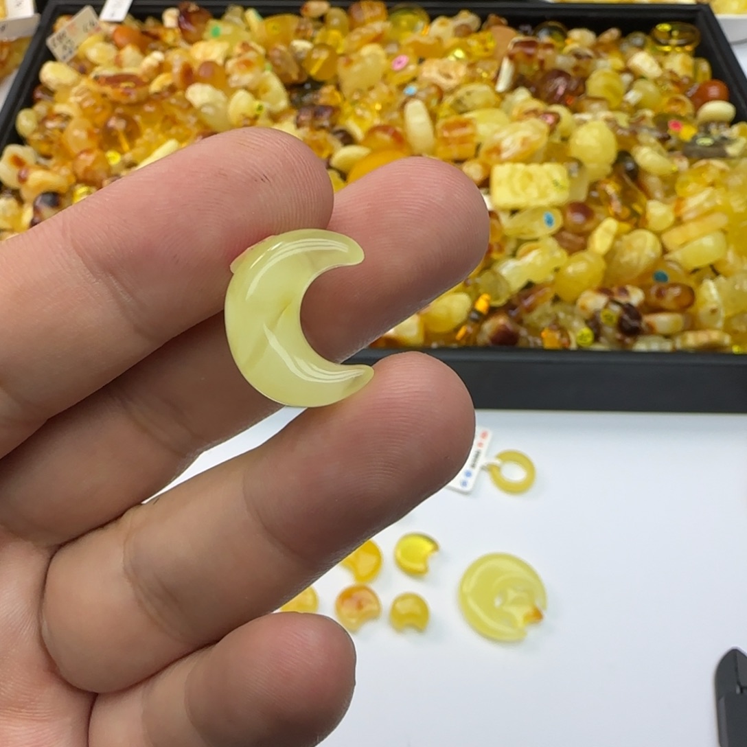 九***･琥珀未镶嵌裸石1.06克