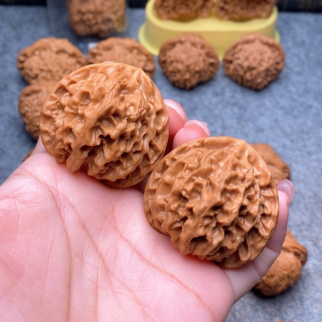 文玩核桃把件精品磨砂蜡油皮龙鳞43.8重50.8克