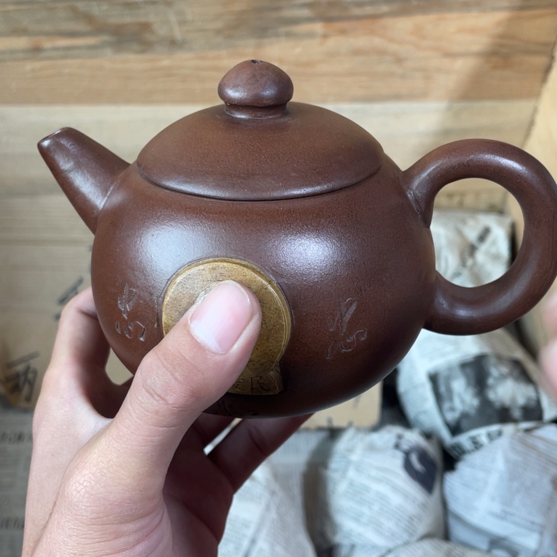 茶壶紫砂老厂紫砂壶一件。