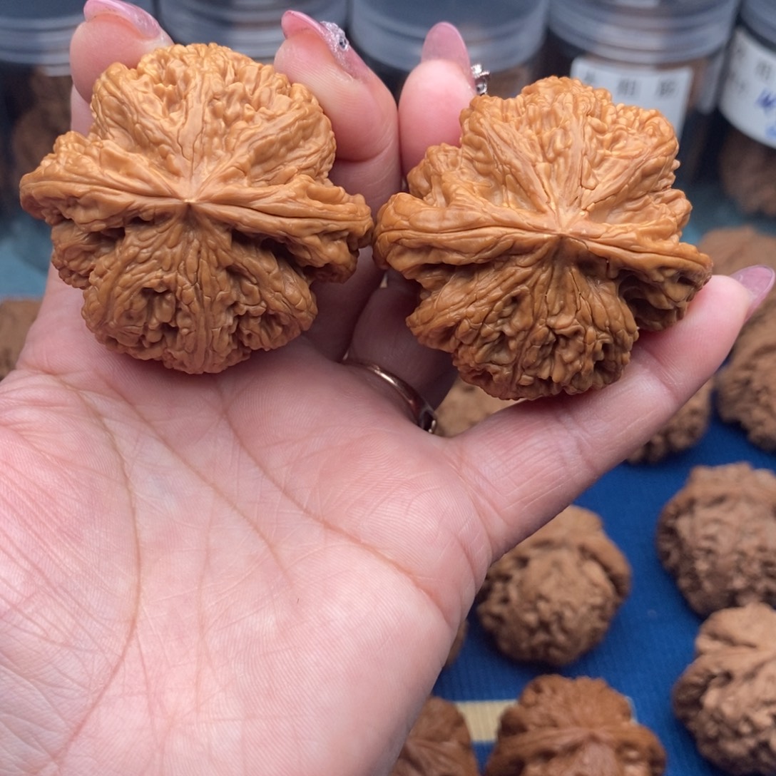 文玩核桃把件粗筋50不退换棱子有黄