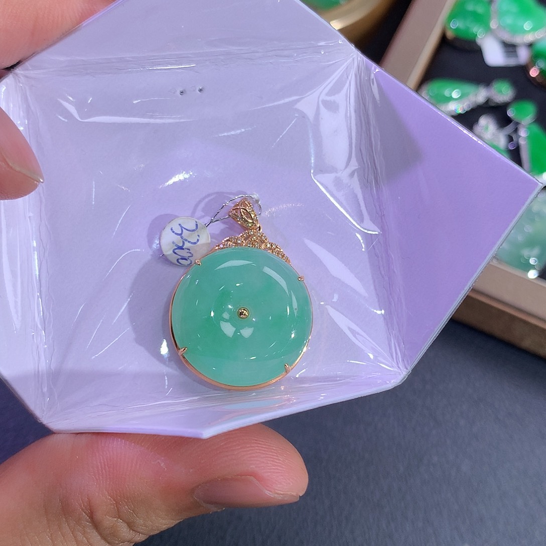 翡翠吊坠(赠链)18K金镶嵌