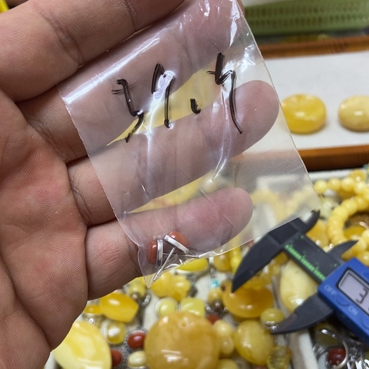 蜜蜡未镶嵌裸石耳钉