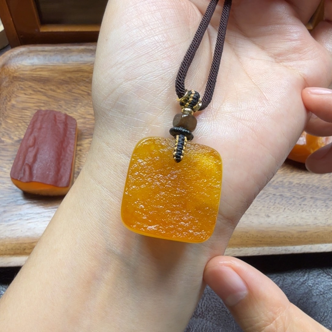 琥珀未镶嵌吊坠(赠链)