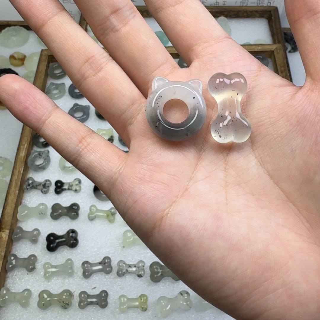 凊***君蛇纹石玉未镶嵌项链