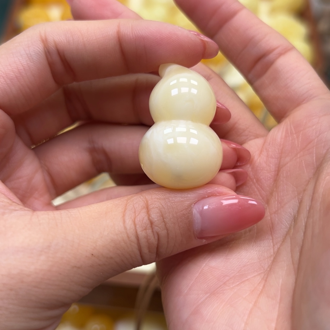 琥珀未镶嵌颈饰蜜蜡