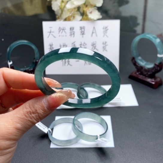 翡翠手镯未镶嵌洛*王