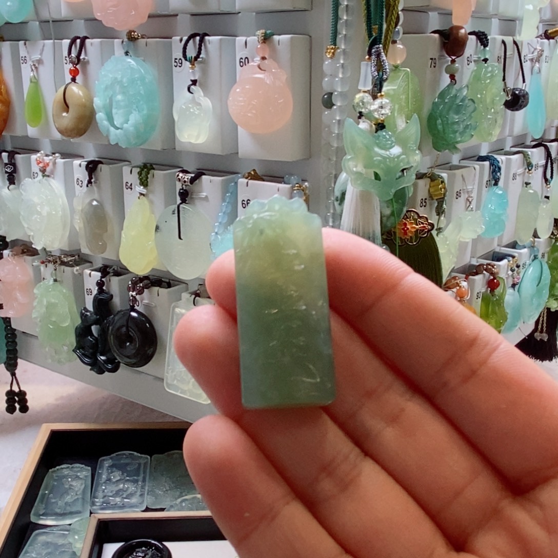 悠***—蛇纹石玉未镶嵌颈饰