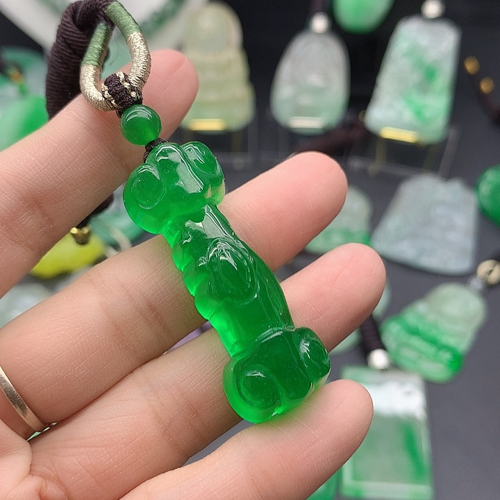 翡翠未镶嵌吊坠(赠链)