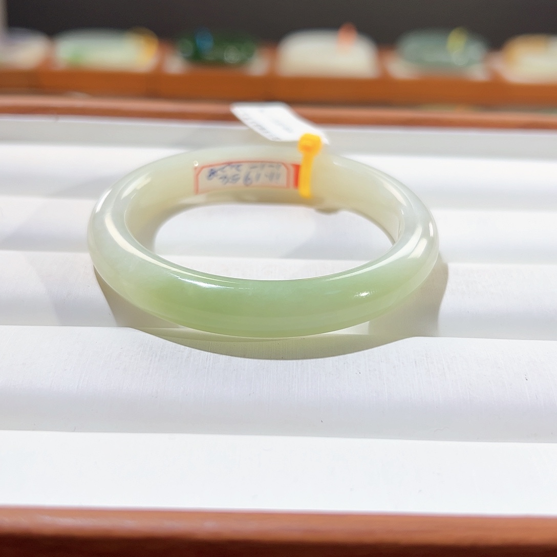 和田玉手镯未镶嵌甜**.