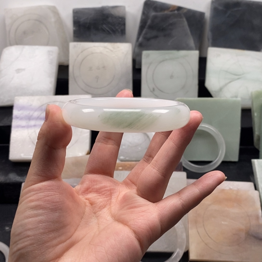 住***里石英质玉未镶嵌手镯