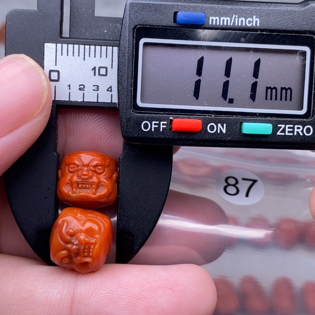 南红玛瑙未镶嵌配饰有瑕疵