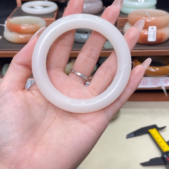 ℋ***未镶嵌手镯石英质玉