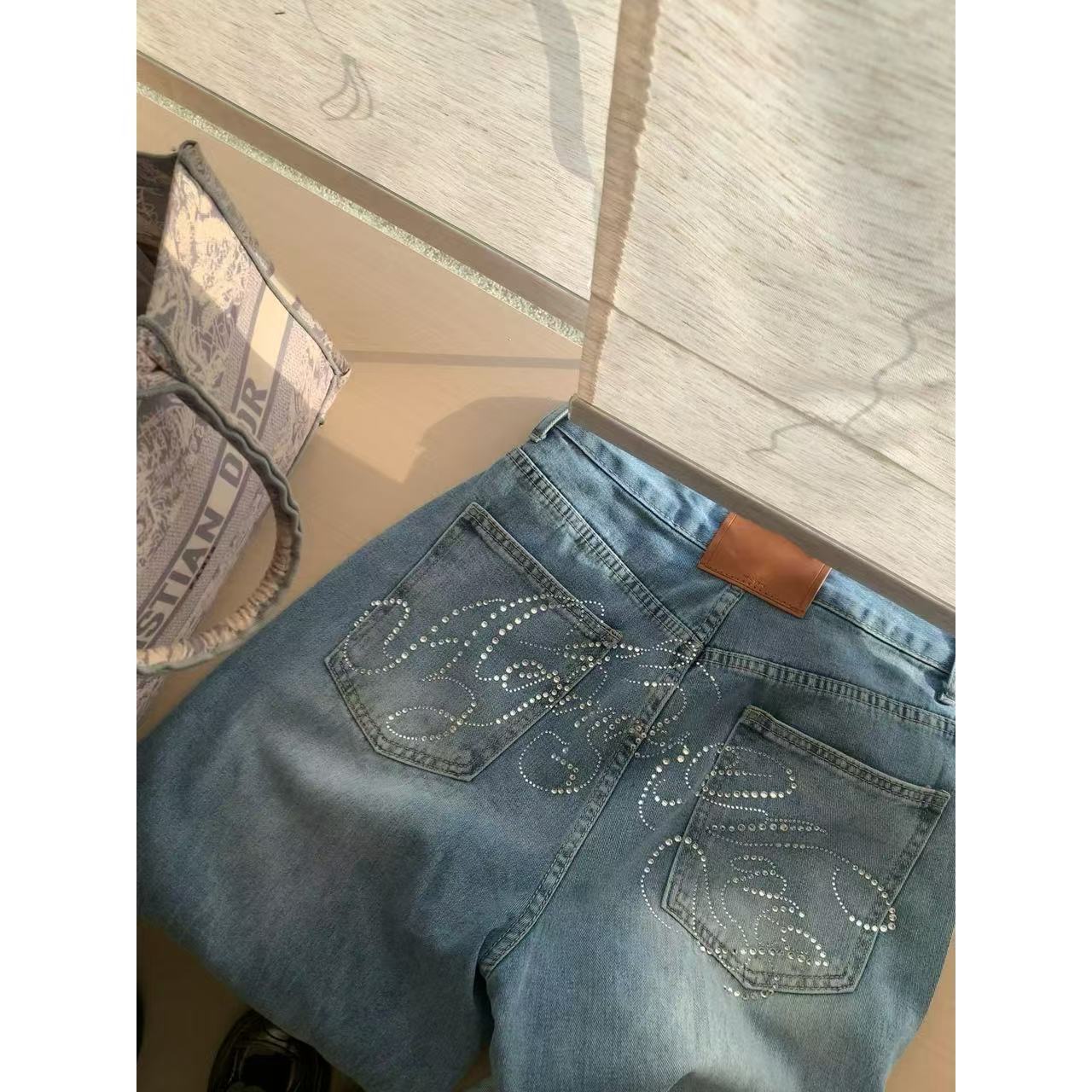 【DAWANG】字母烫钻弯刀裤牛仔裤