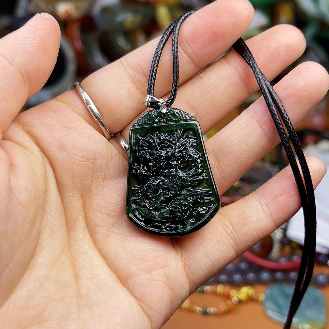 翡翠颈饰未镶嵌你