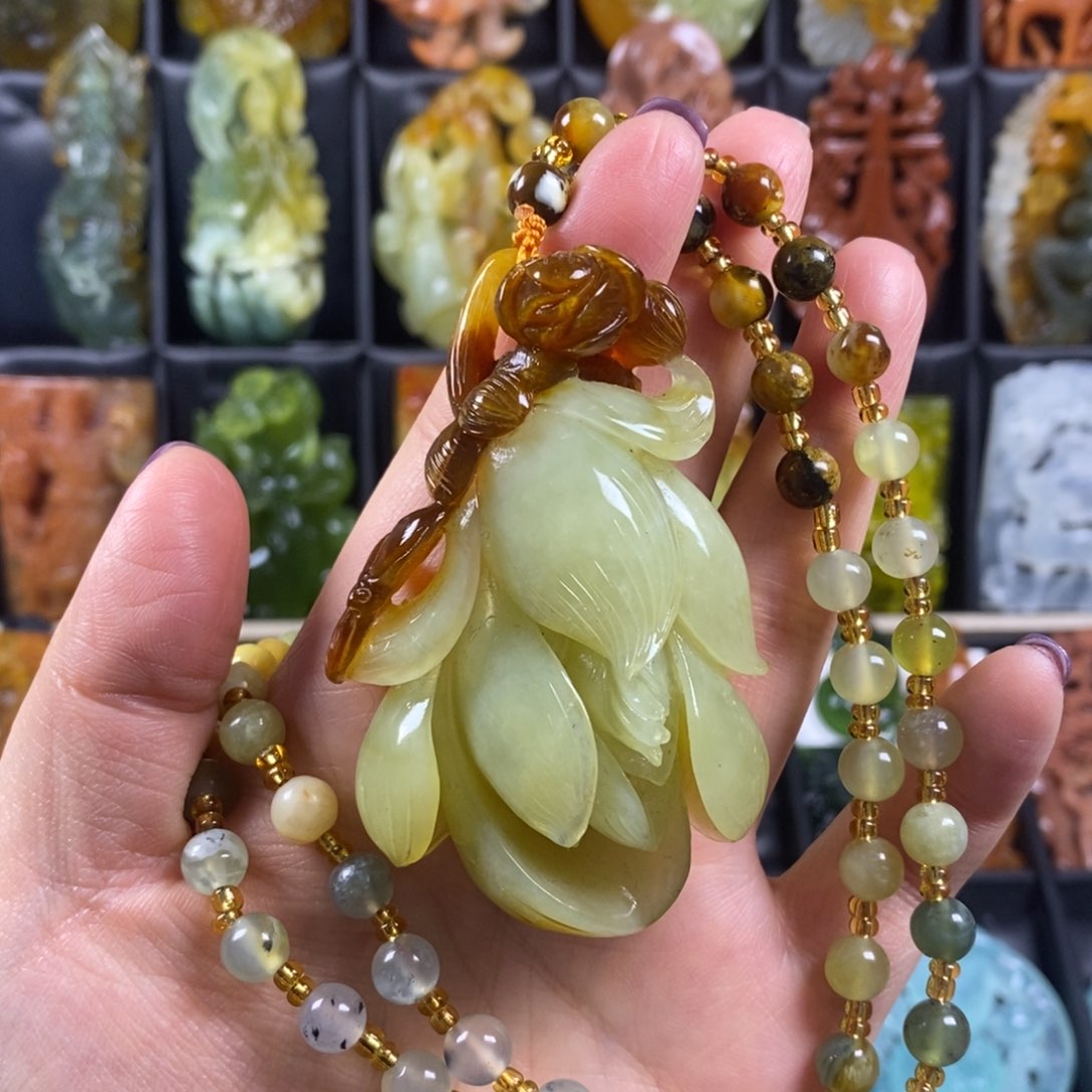 蛇纹石玉颈饰合金