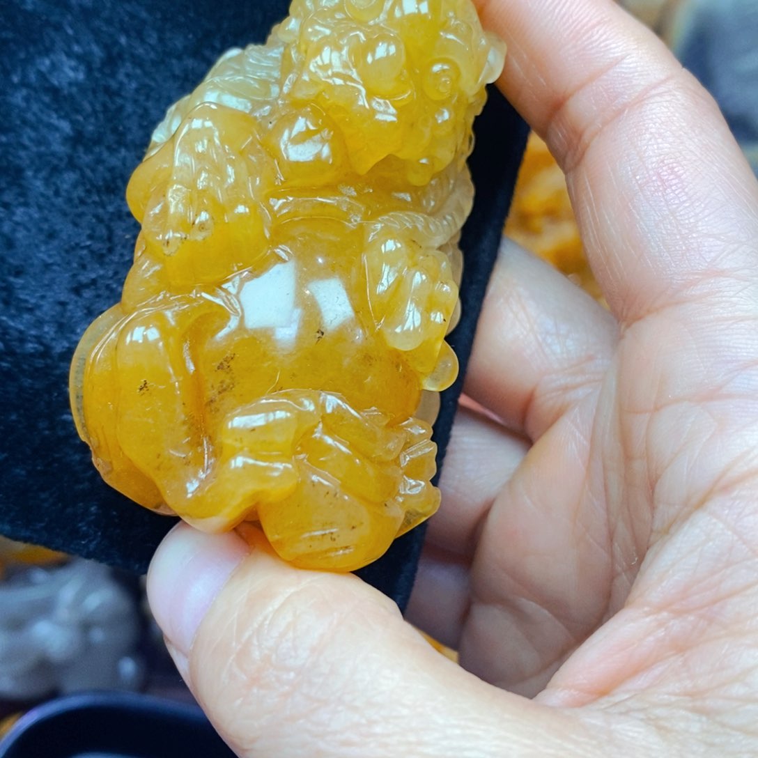 未镶嵌石英质玉（黄龙玉）颈饰