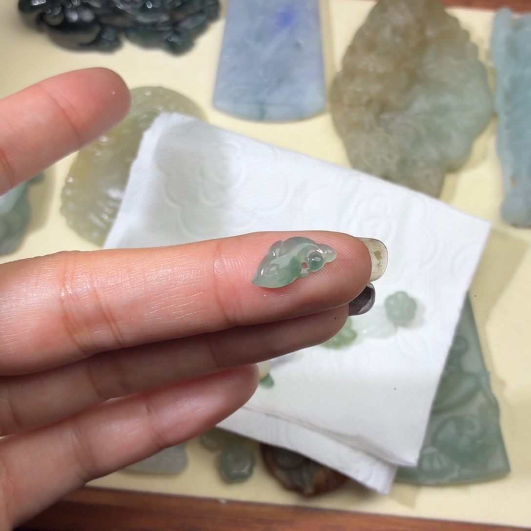 翡翠未镶嵌颈饰鱼