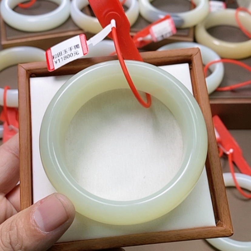 【闪购商品】未镶嵌手镯和田玉桐