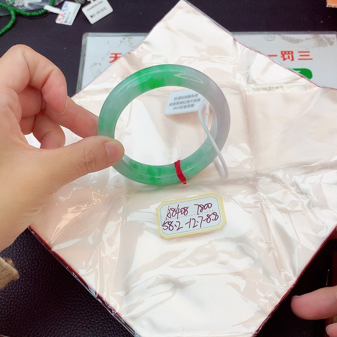 翡翠手镯未镶嵌翡翠