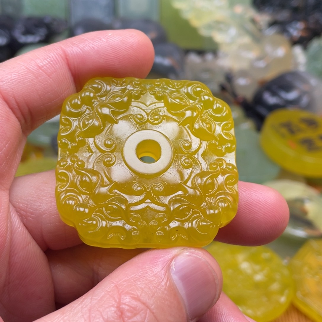 娜****蛇纹石玉未镶嵌颈饰