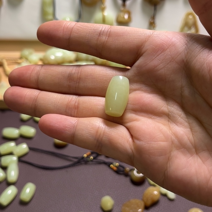 T***o和田玉未镶嵌颈饰