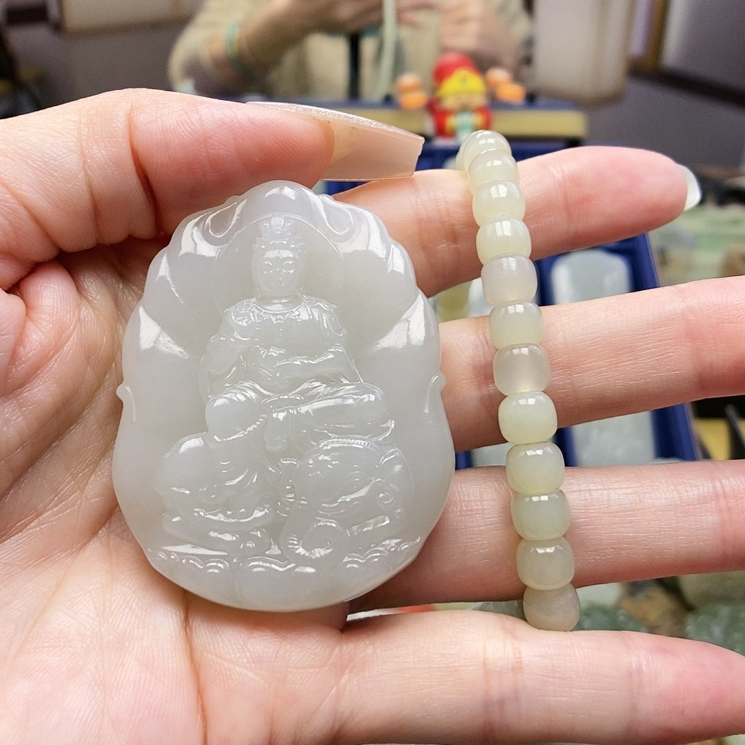 和田玉颈饰未镶嵌金**煌