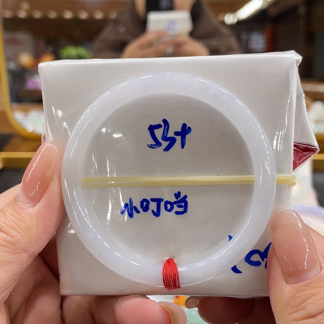 翡翠手镯未镶嵌翡翠