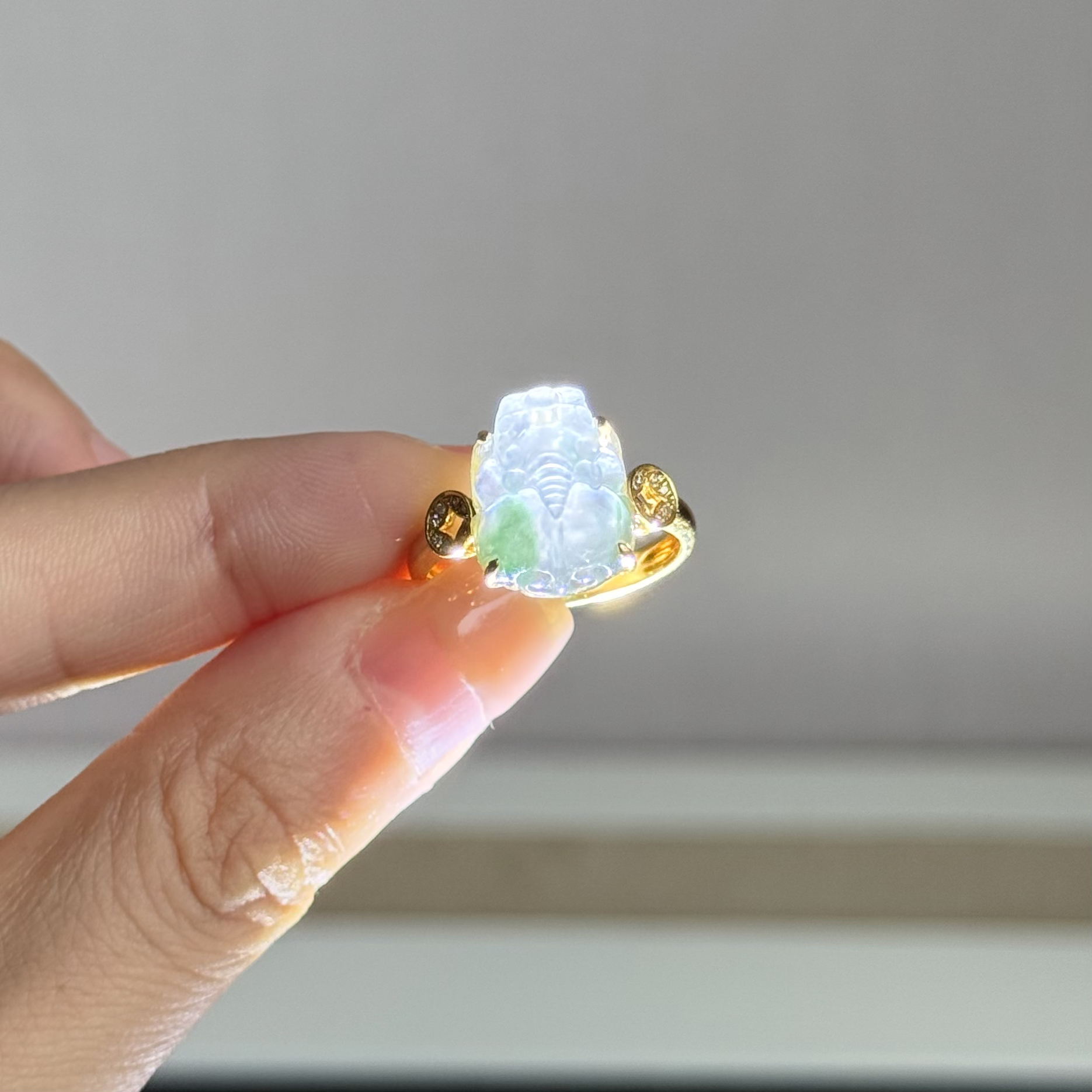 天然翡翠冰种飘绿貔貅戒指 18k金镶 戒面尺寸13*10.2*5.2mm
