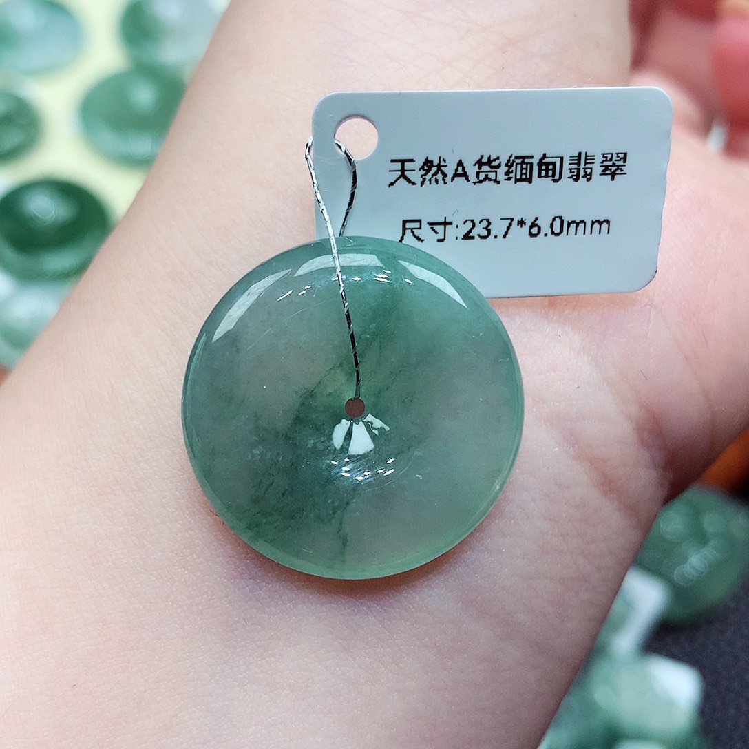 翡翠未镶嵌颈饰平安扣1