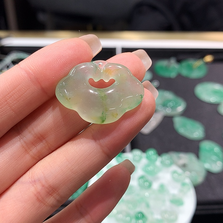 石英质玉未镶嵌颈饰