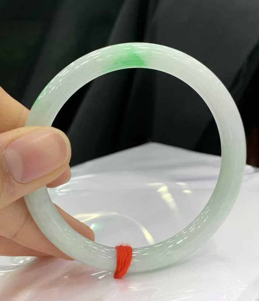 天然缅甸A货翡翠带绿细圆条