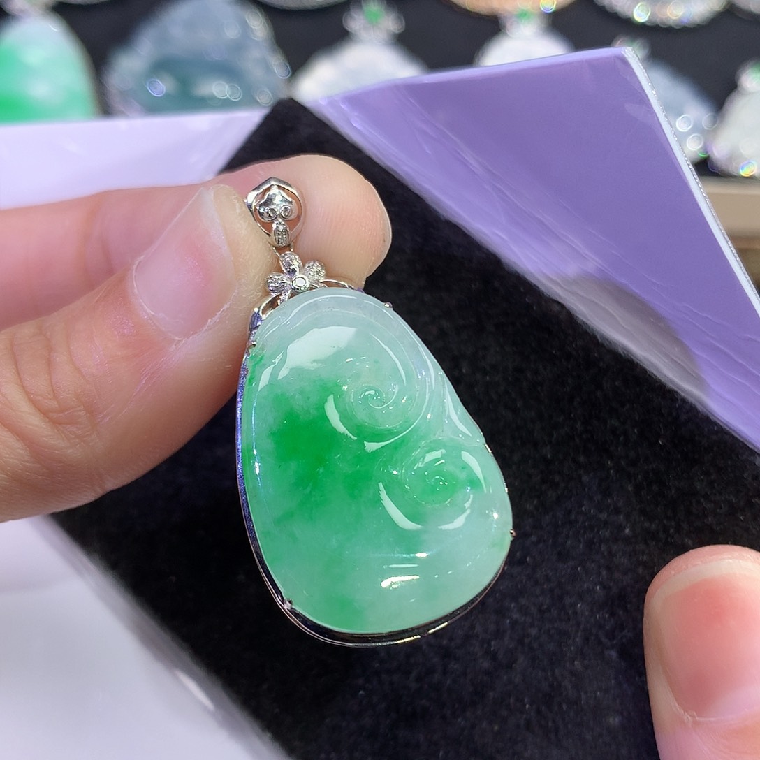 翡翠18K金镶嵌吊坠(赠链)