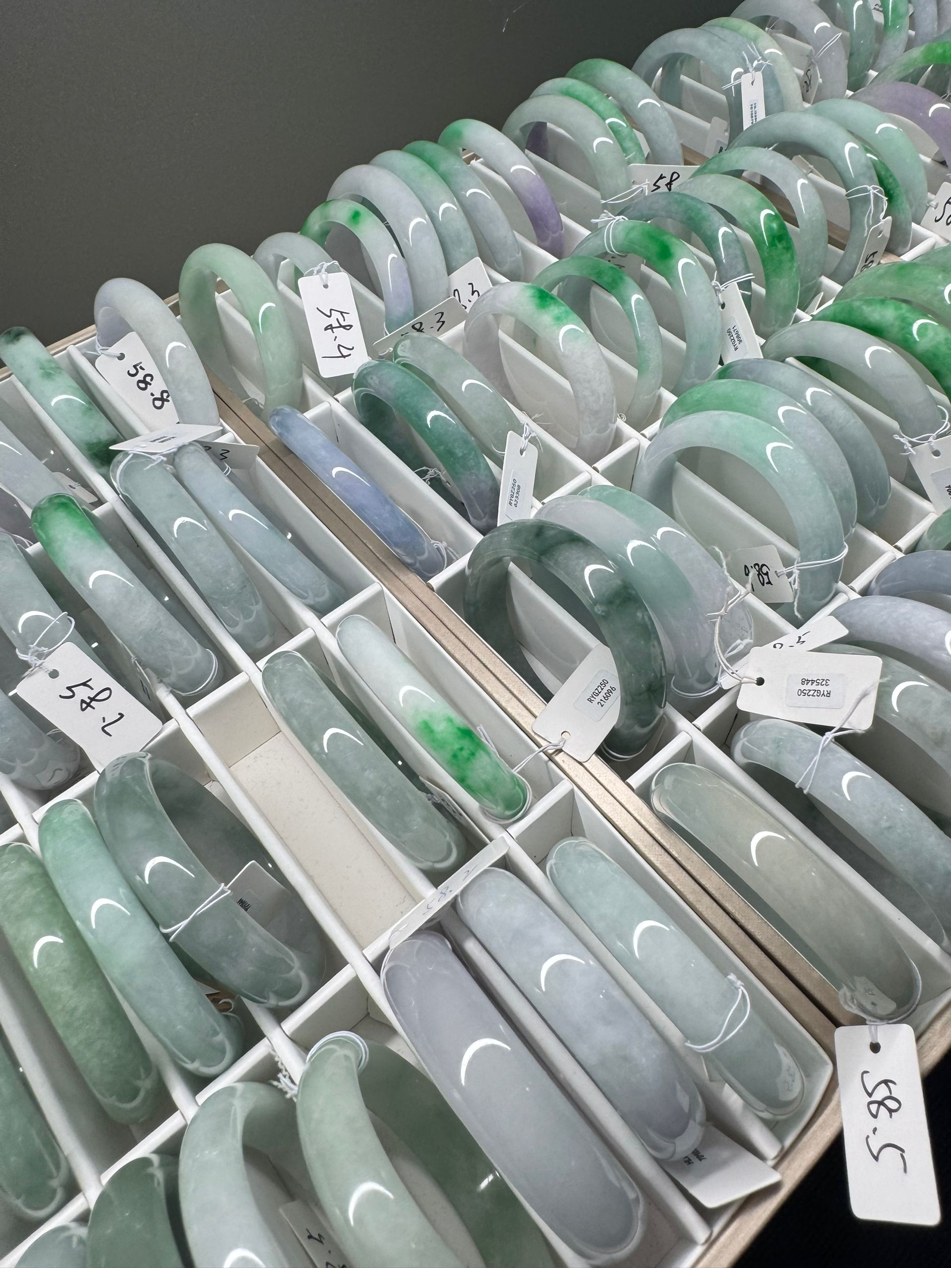 缅风翡翠手镯工厂定制时尚冰透阳绿辣绿飘花高档礼品白底青半山水