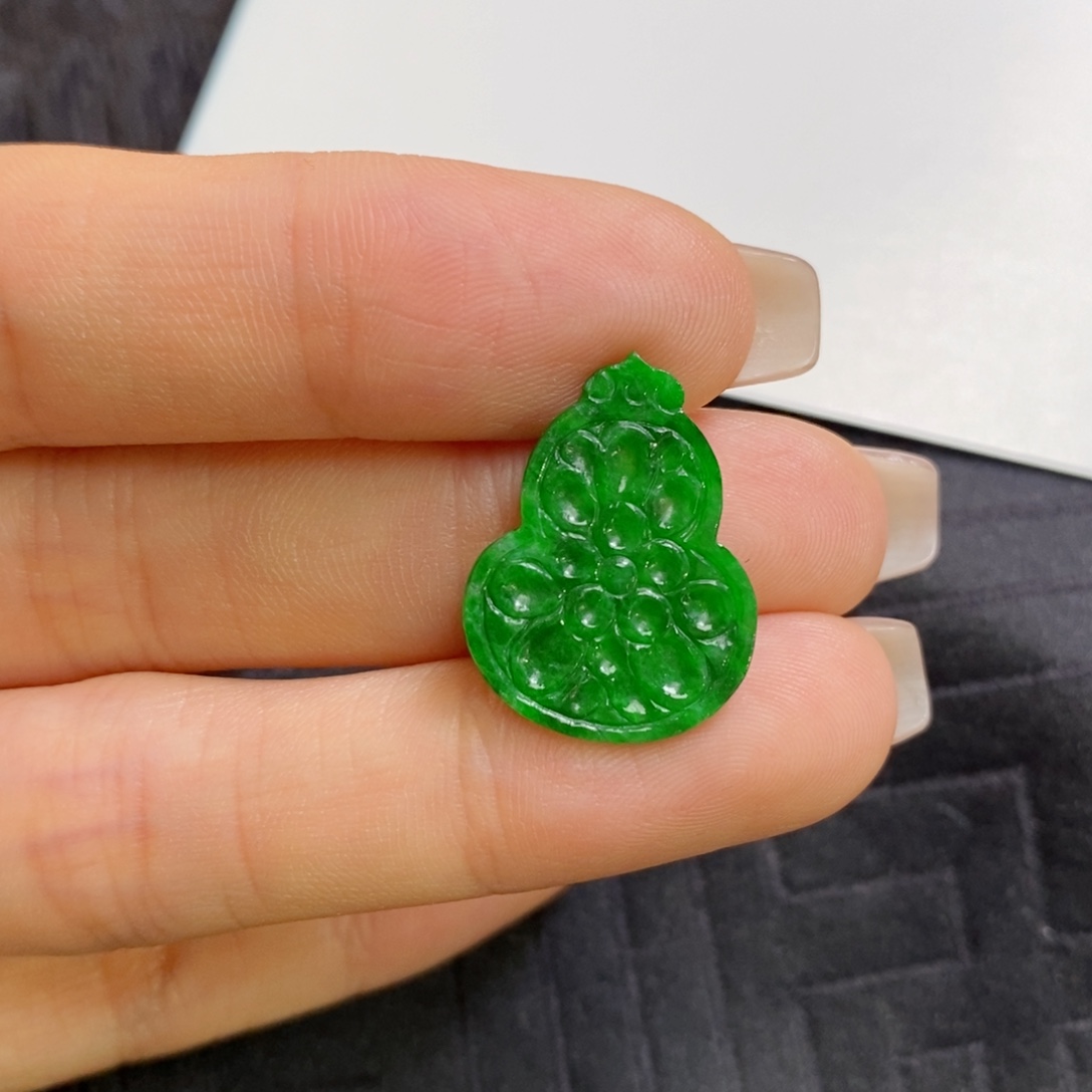 翡翠未镶嵌颈饰浮雕葫芦片片