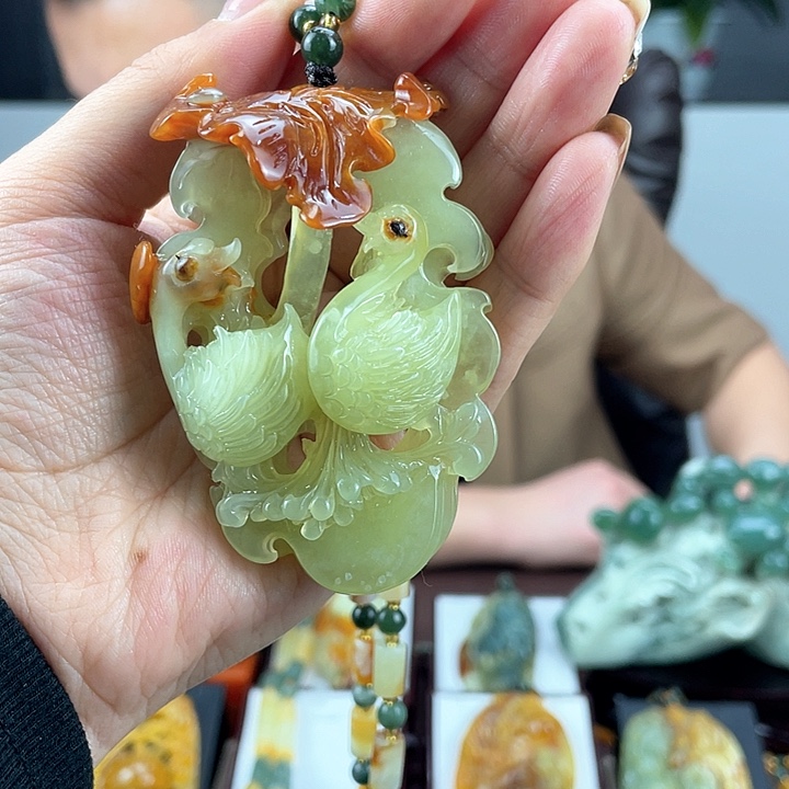 蛇纹石玉颈饰未镶嵌