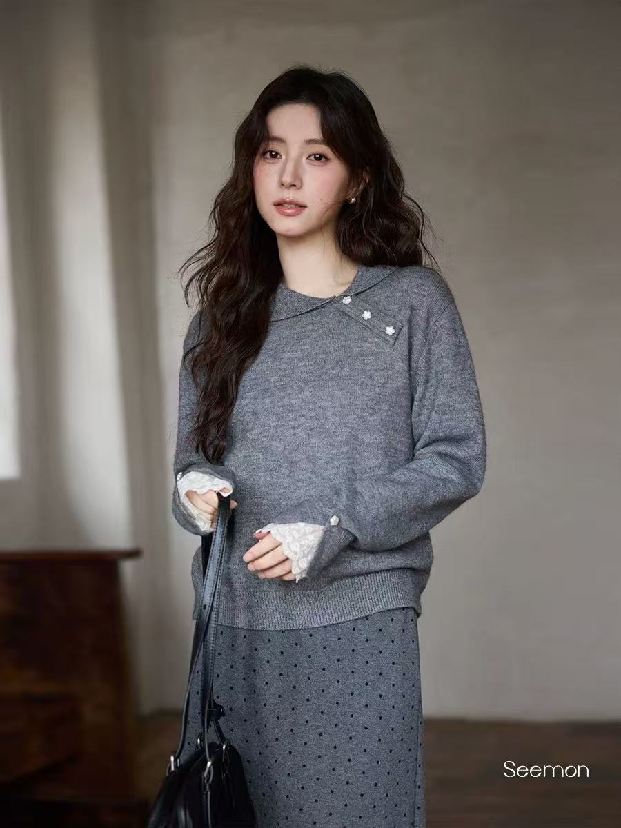 C33-3两色“花朵扣”蕾丝袖毛衣