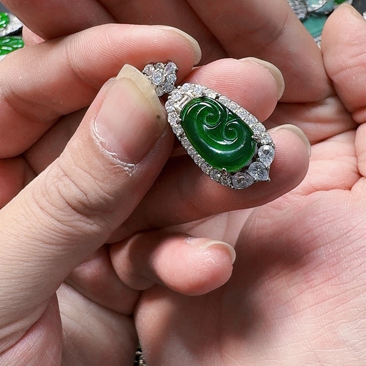 翡翠颈饰未镶嵌天然A货翡翠放漏