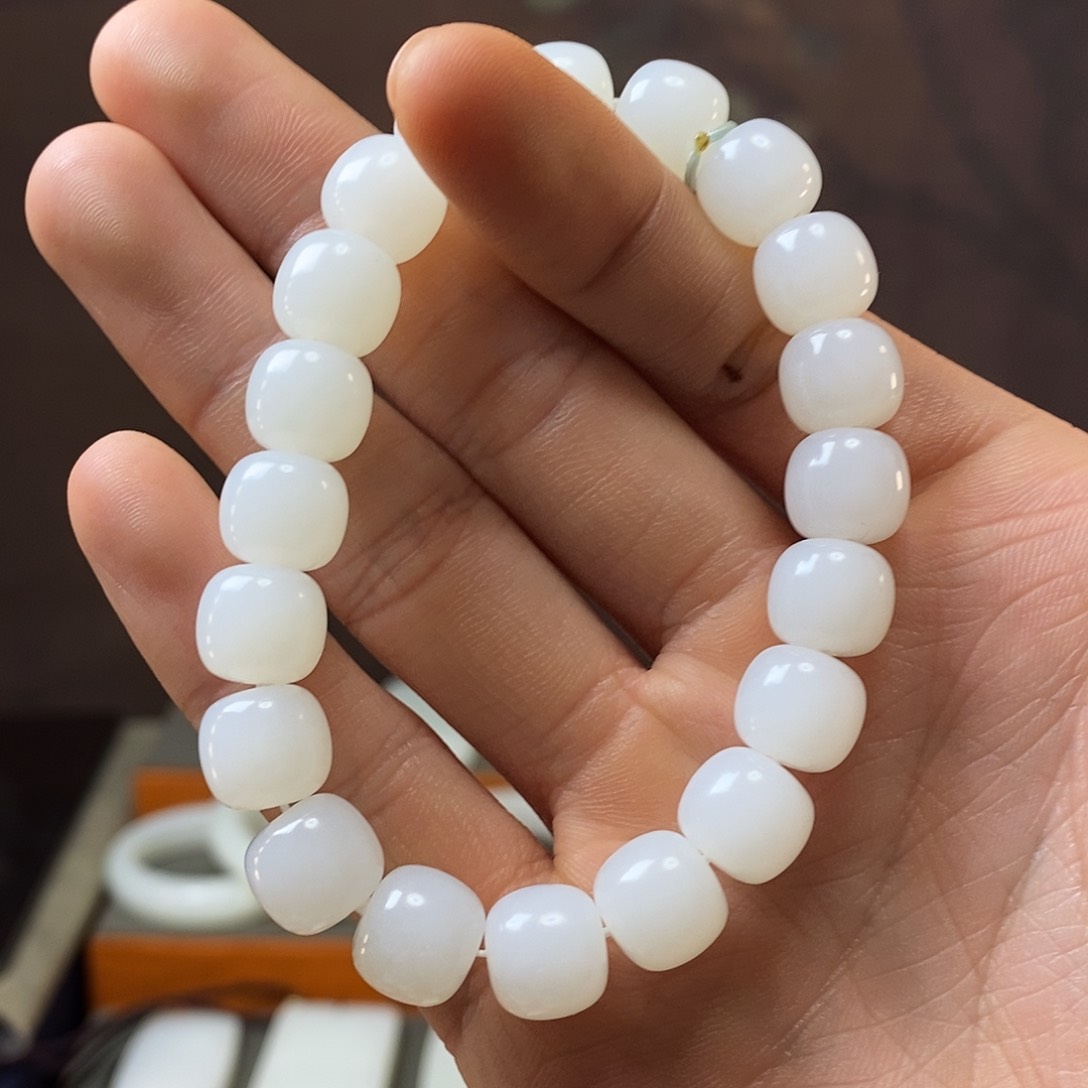 和田玉挂件未镶嵌黄****样