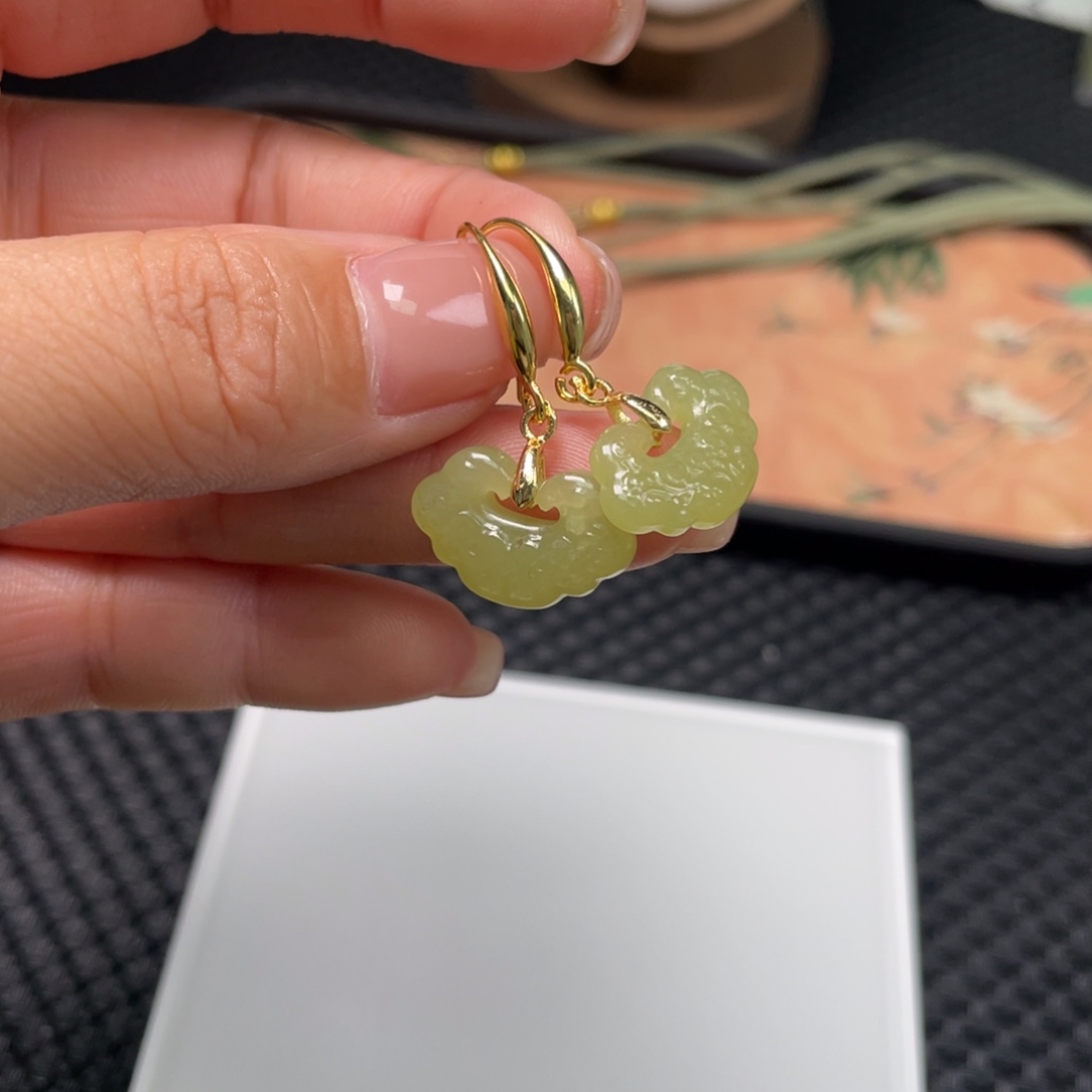 和田玉未镶嵌颈饰鸡油黄如意耳坠