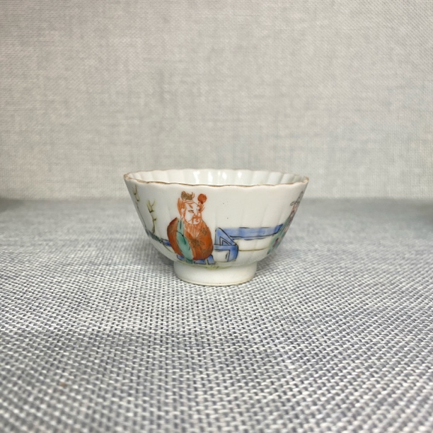 粉彩故事纹主人杯茶碗