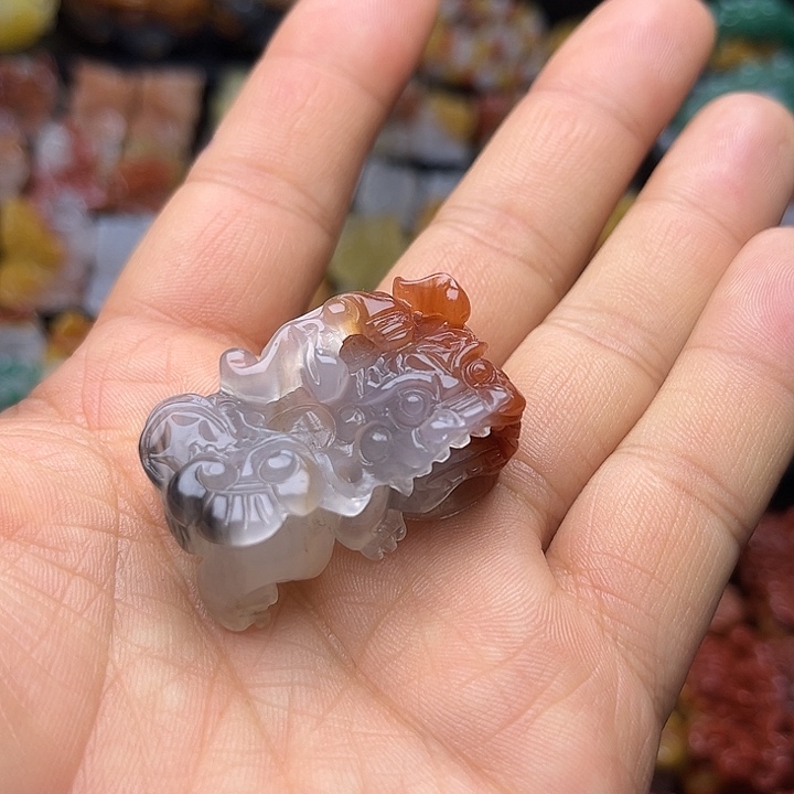 石英质玉（黄龙玉）颈饰未镶嵌怕****鼠